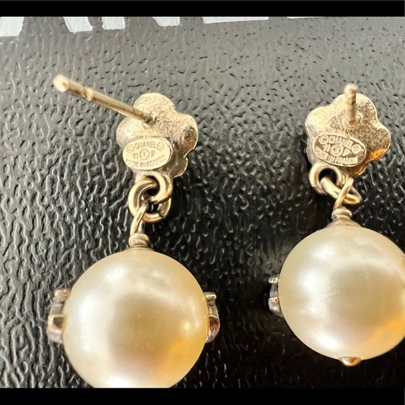Chanel Pearl Dangle Cc Camellia Pierced Earrings - Picture 13 of 14